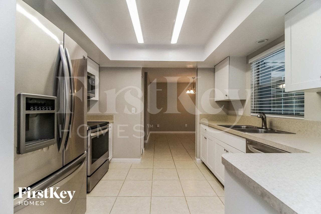 891 Shenandoah Ave - Photo 6 of 15