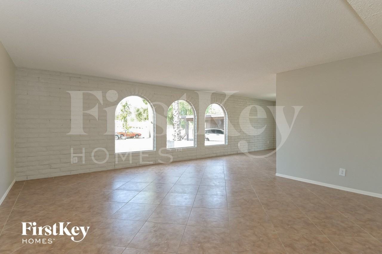 680 N Mann Ave - Photo 2 of 15