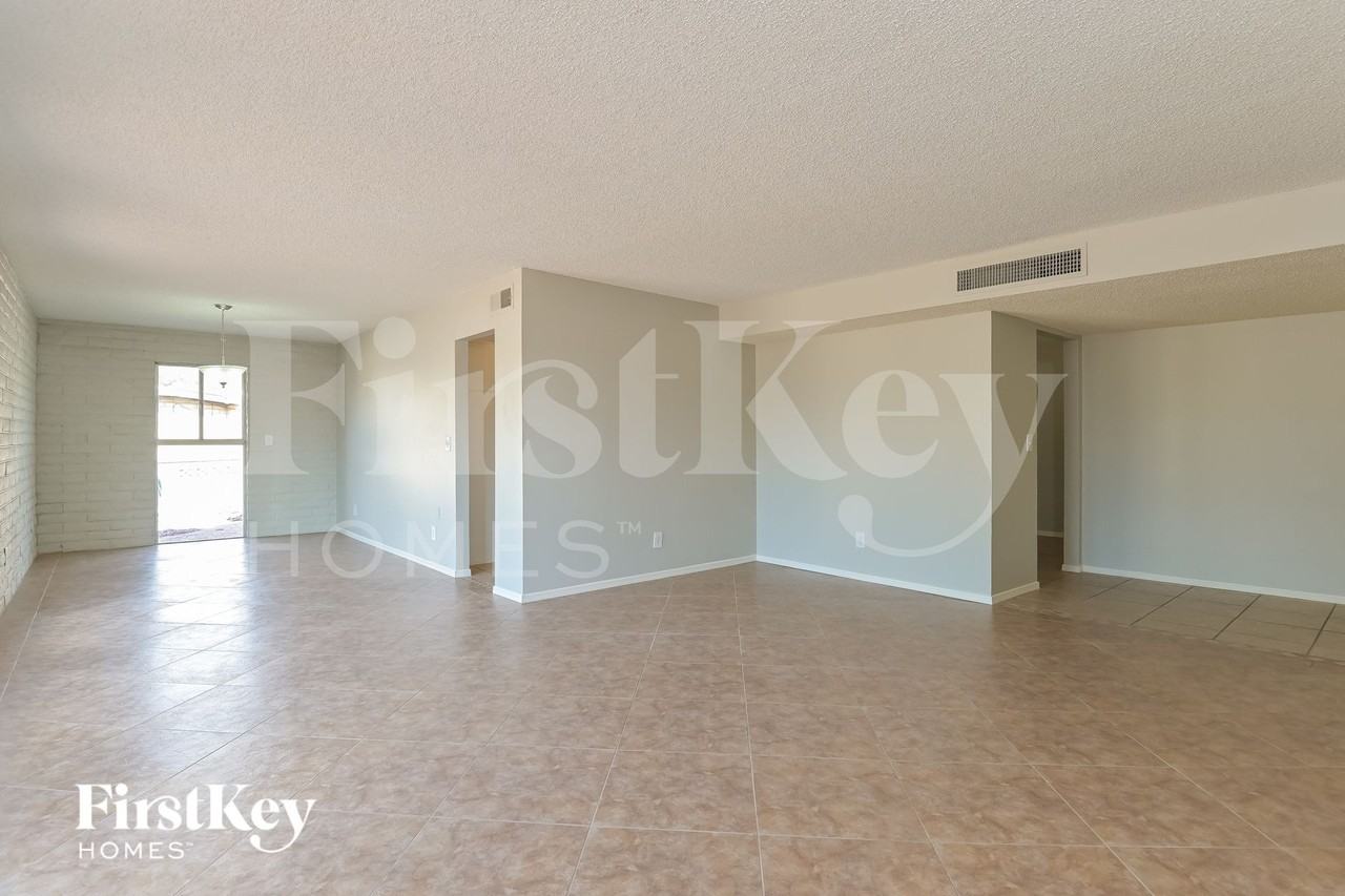 680 N Mann Ave - Photo 3 of 15