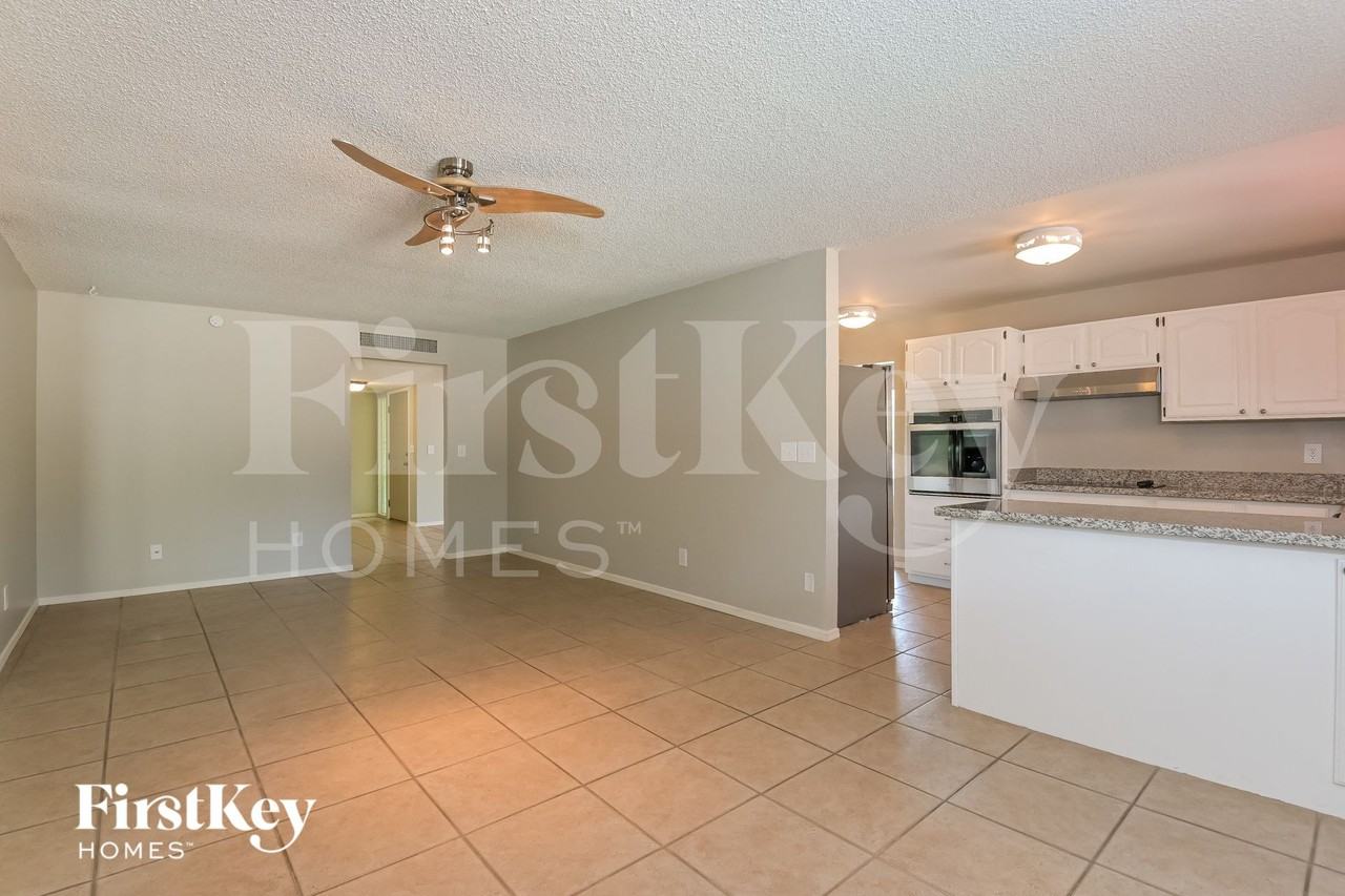 680 N Mann Ave - Photo 5 of 15