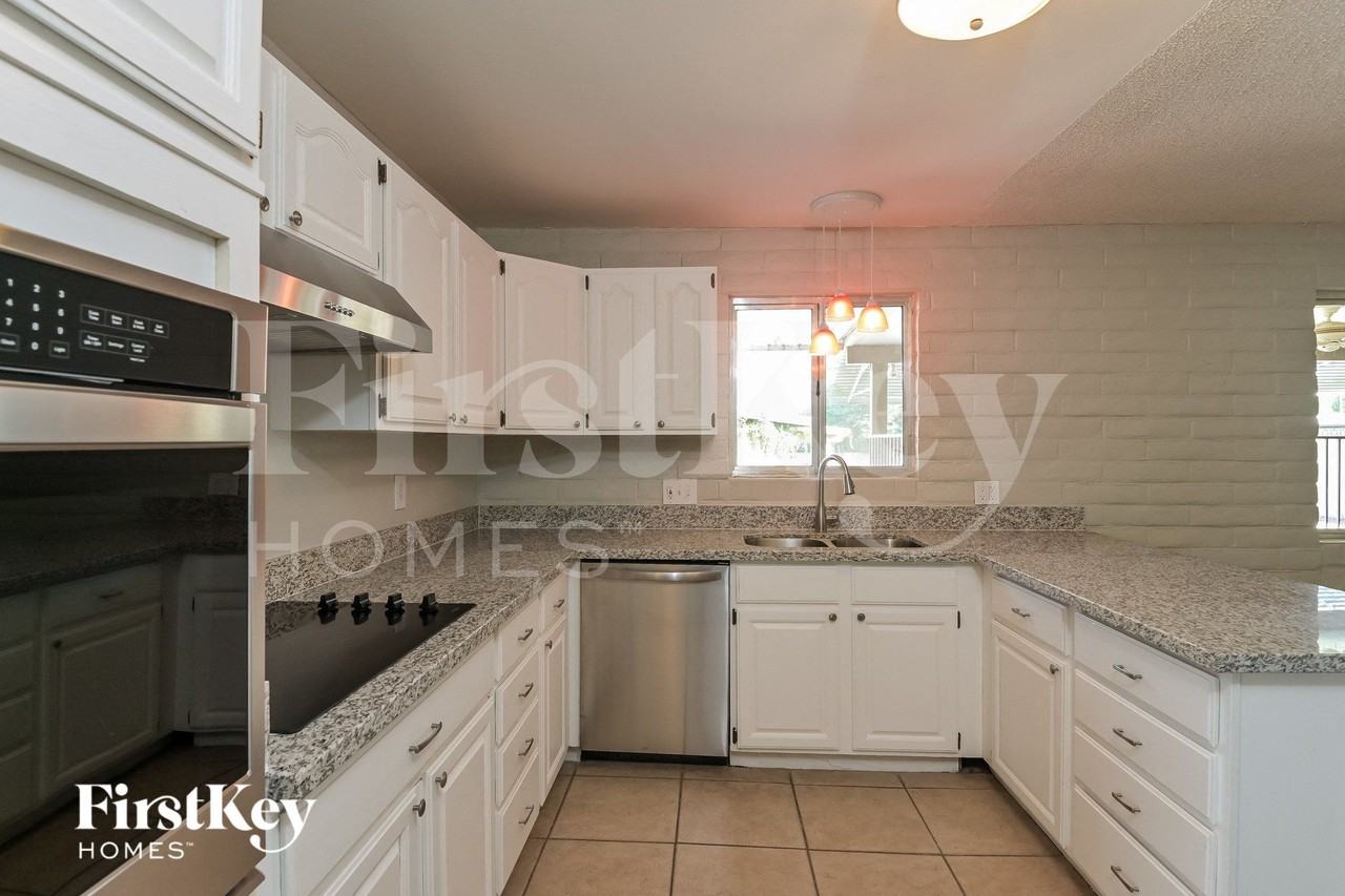 680 N Mann Ave - Photo 6 of 15