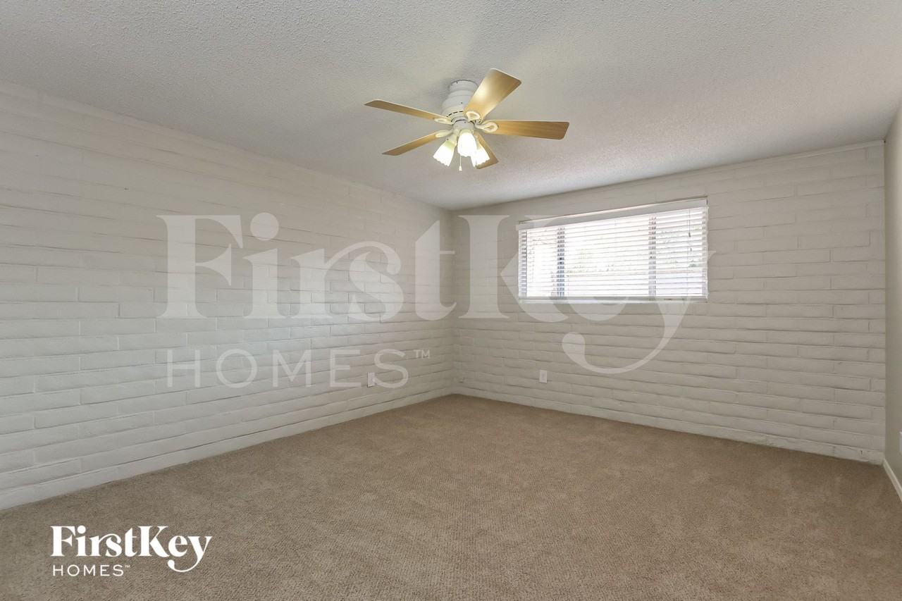 680 N Mann Ave - Photo 7 of 15