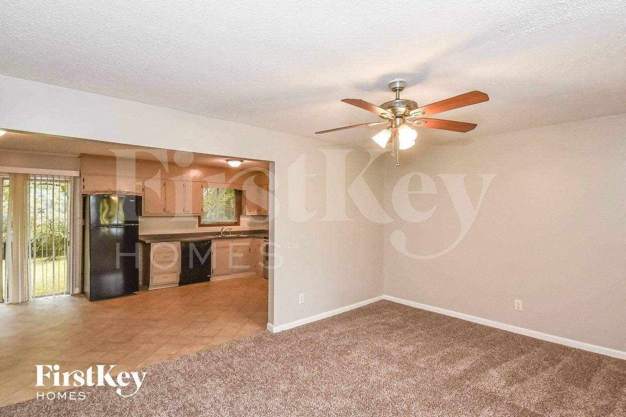 2836 Bomar Rd - Photo 3 of 15