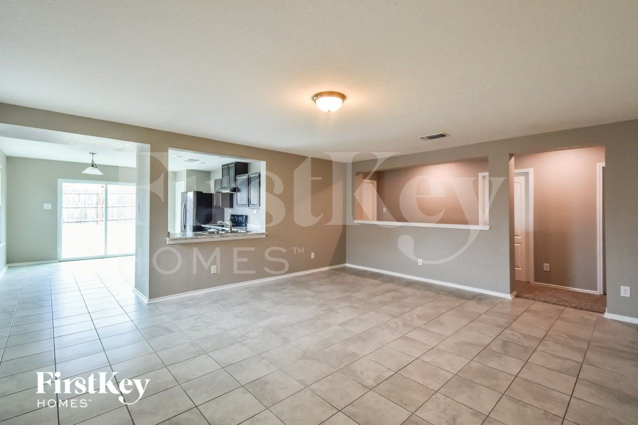 8414 Piedras Crk - Photo 3 of 15