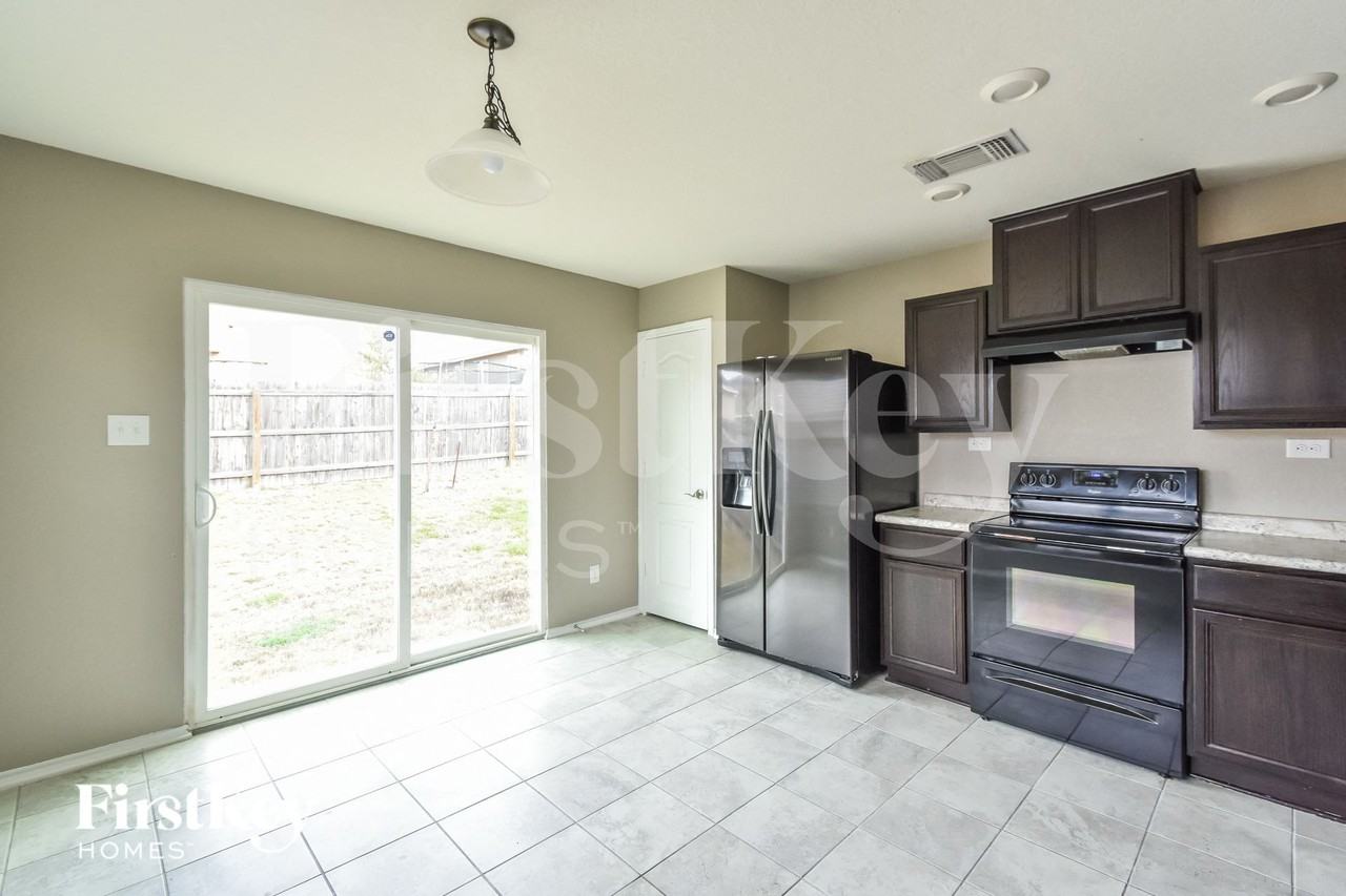 8414 Piedras Crk - Photo 5 of 15