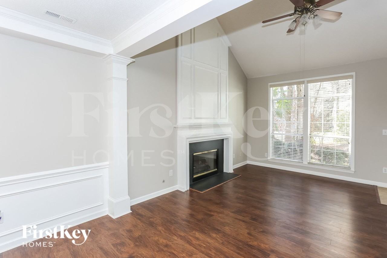 6010 Elm Cove Ln - Photo 4 of 15