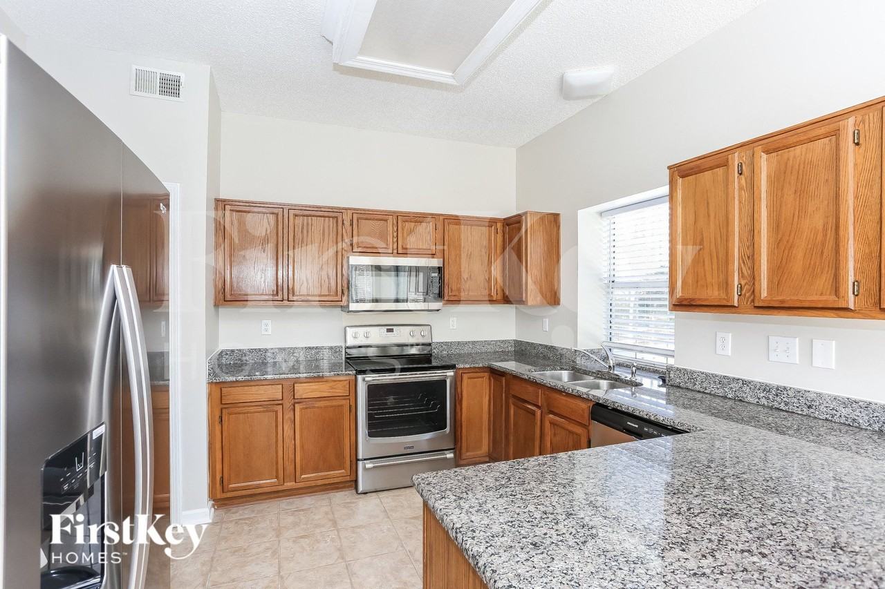 6010 Elm Cove Ln - Photo 5 of 15