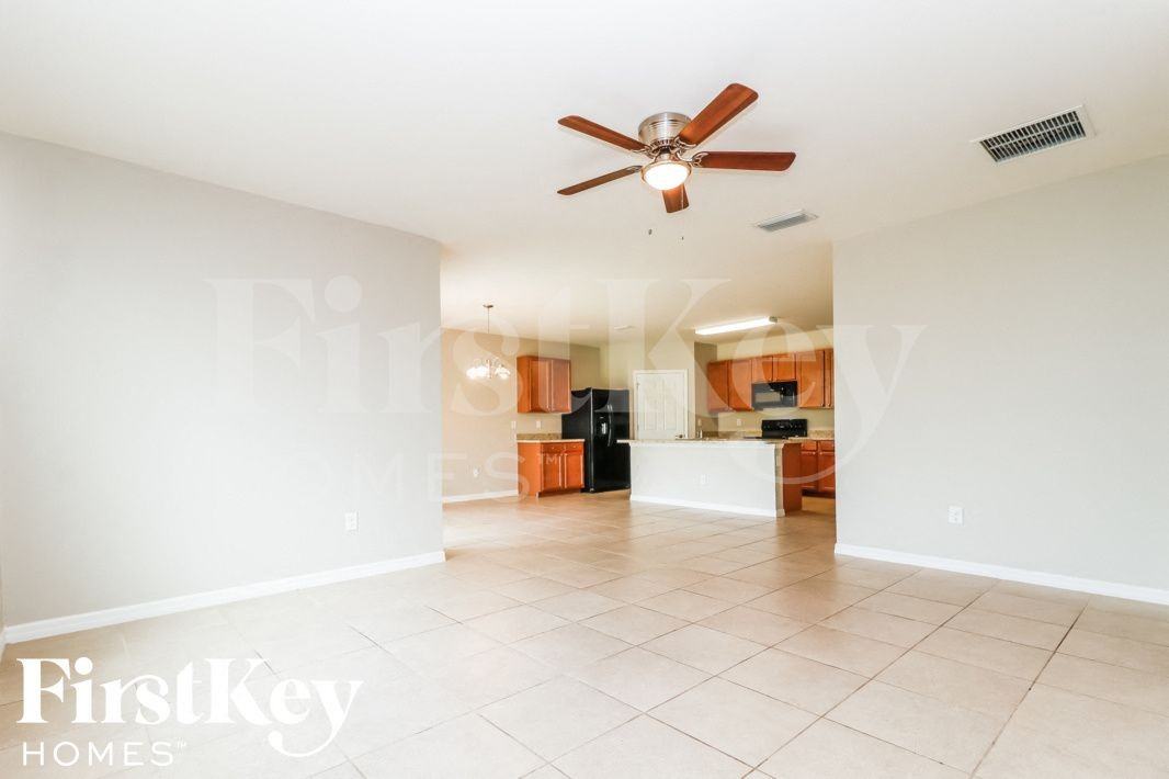 710 Sw 12th St - Photo 4 of 15