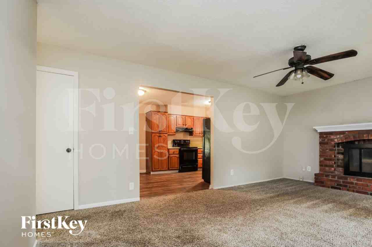 706 N Redwood Dr - Photo 2 of 16