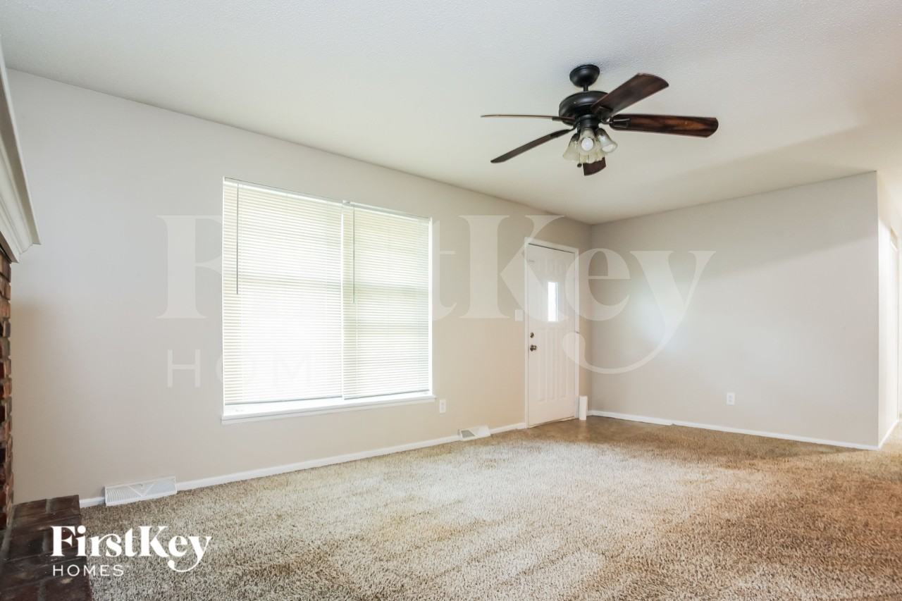 706 N Redwood Dr - Photo 3 of 16