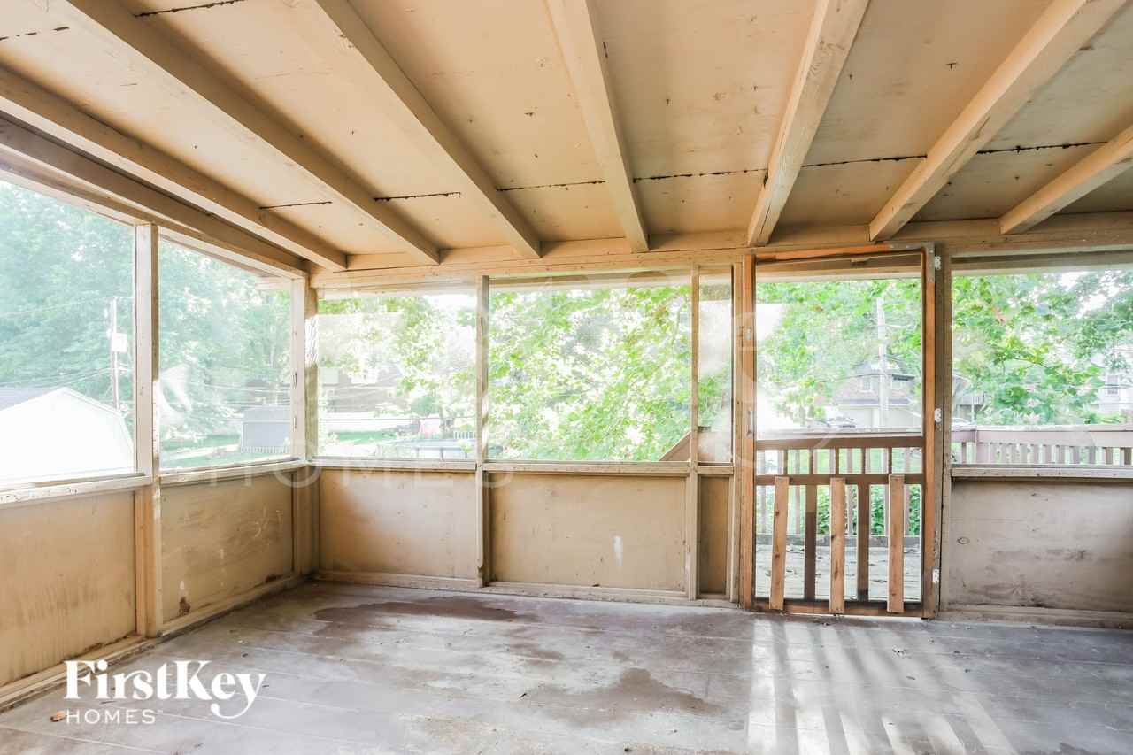 706 N Redwood Dr - Photo 5 of 16