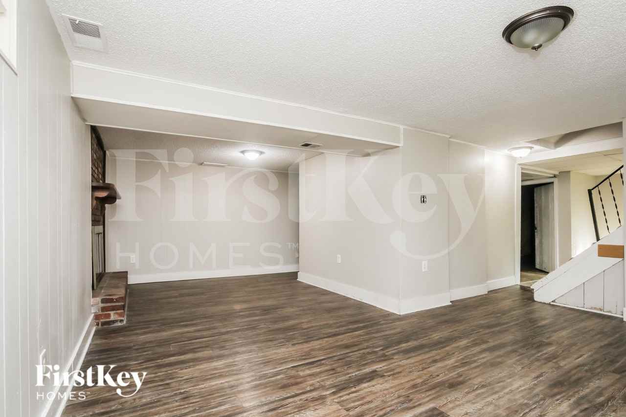 706 N Redwood Dr - Photo 6 of 16