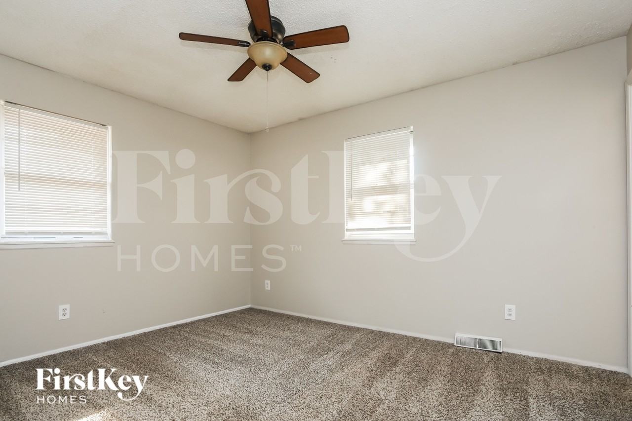 706 N Redwood Dr - Photo 7 of 16