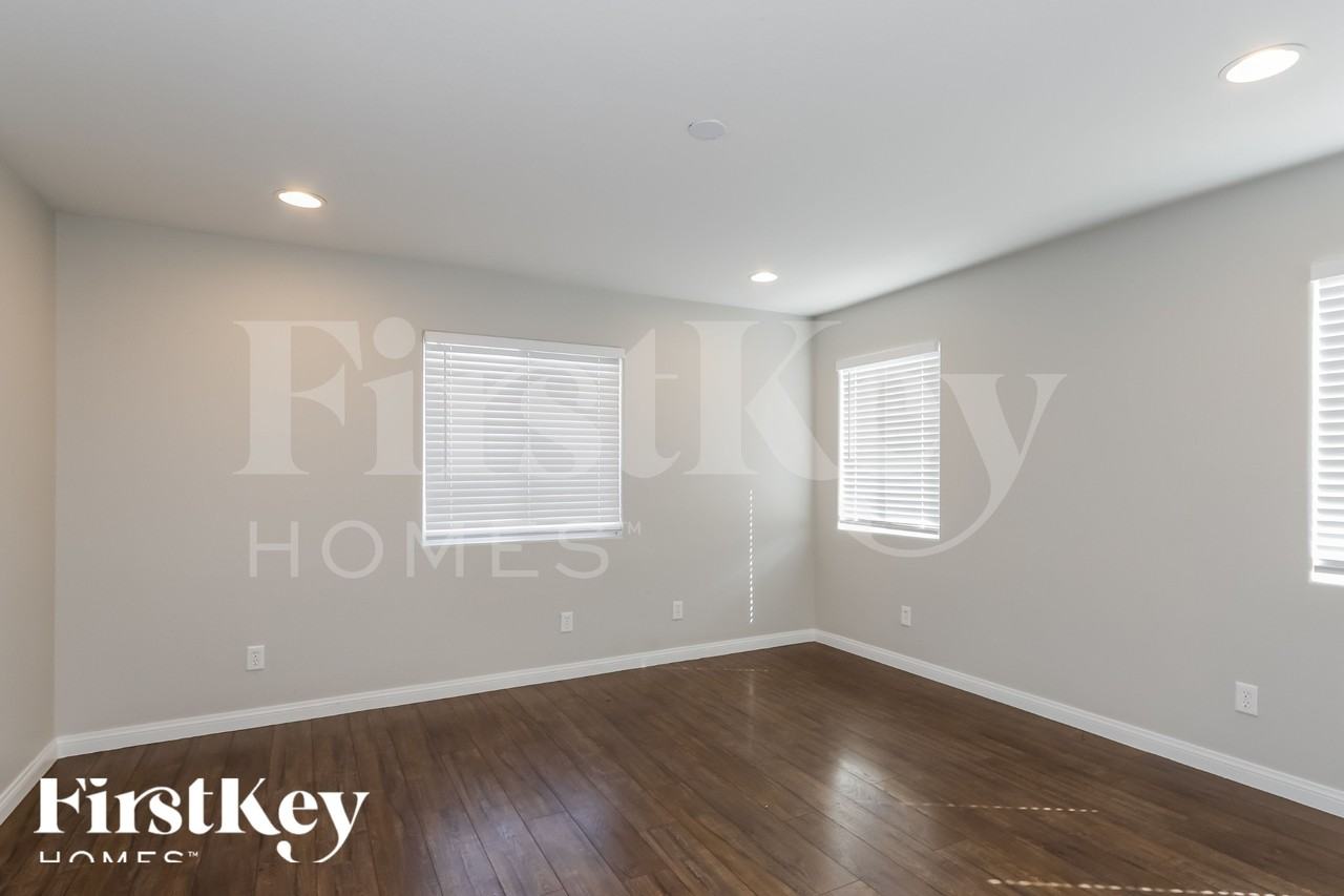 6920 Dancing Cloud Ave - Photo 4 of 16