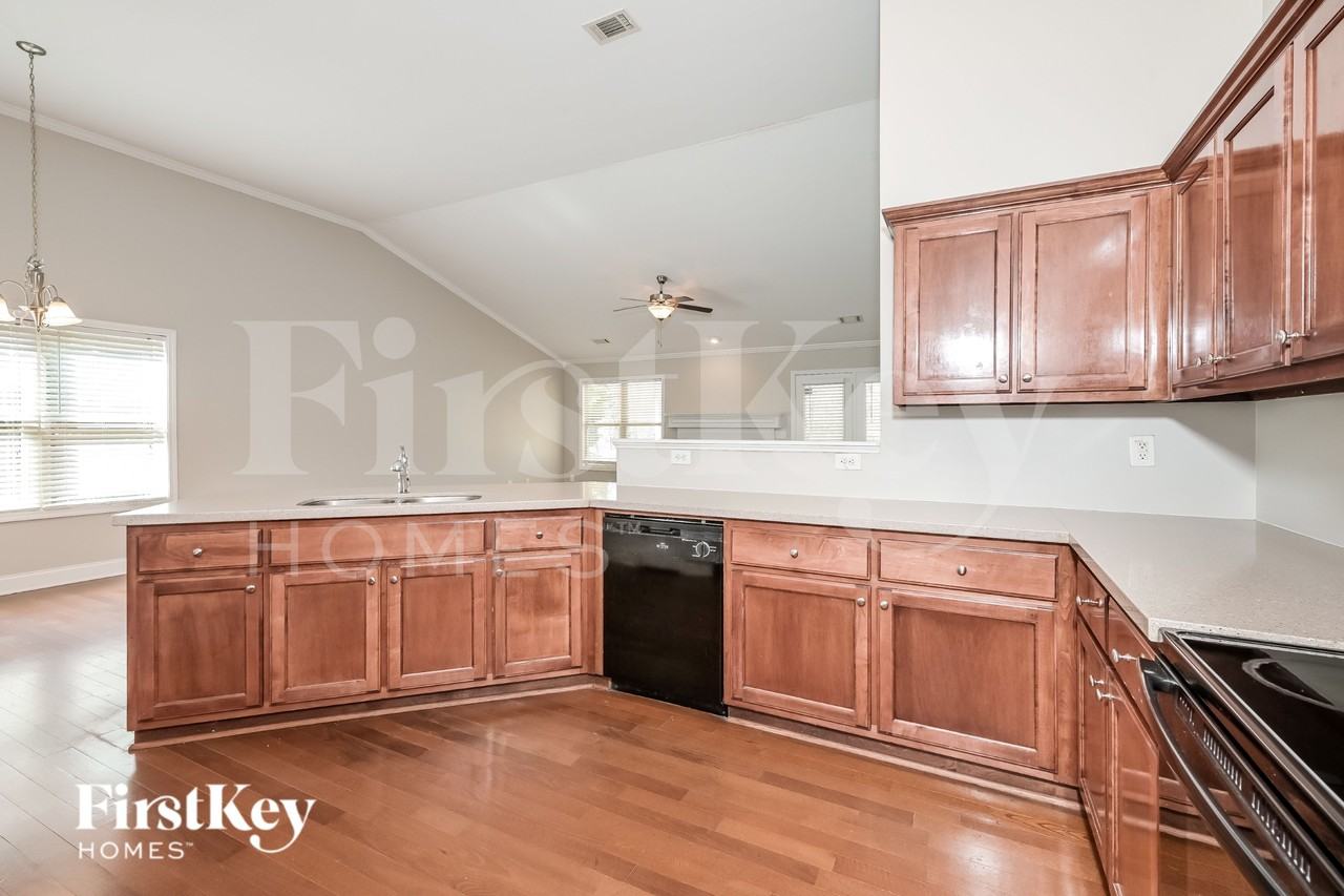 660 Herring Rd - Photo 5 of 16