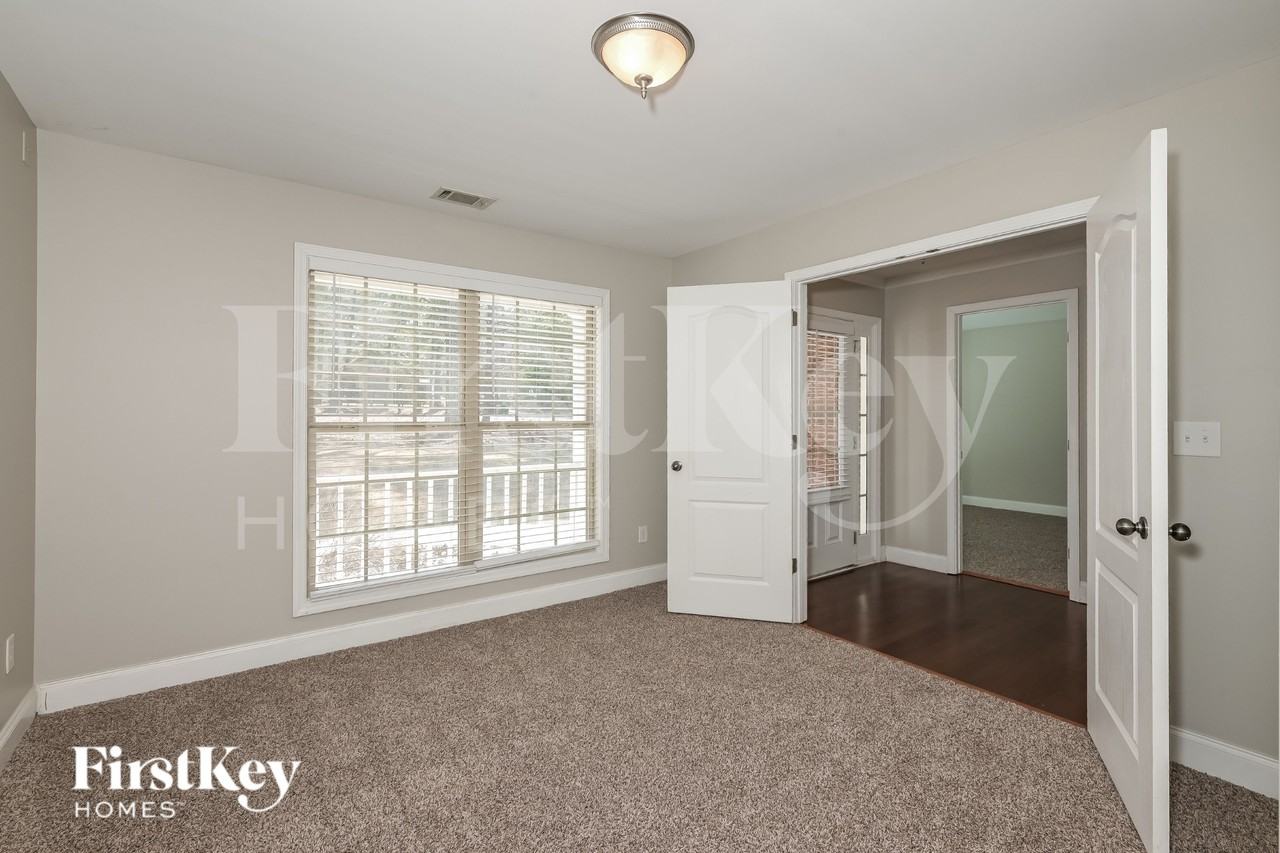 660 Herring Rd - Photo 7 of 16