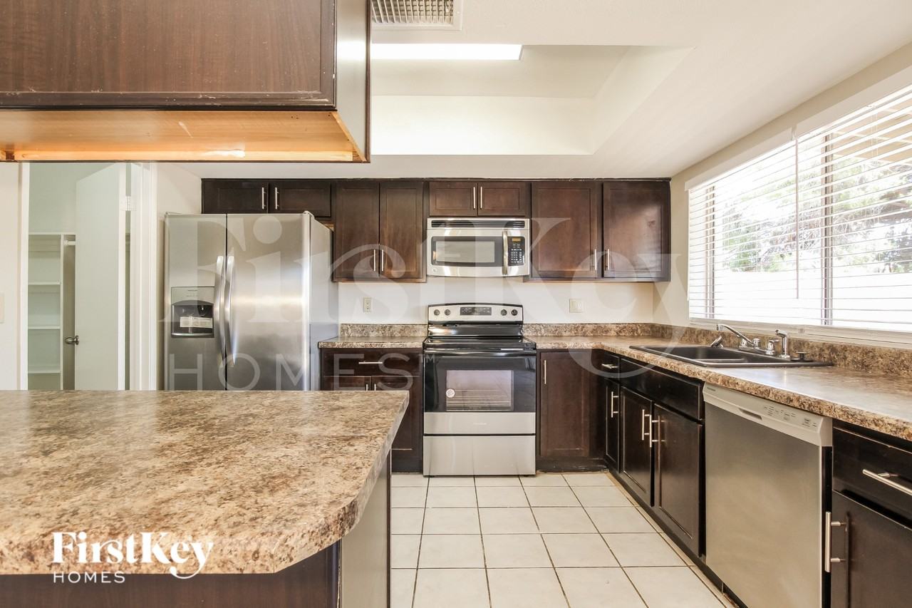 5413 W Townley Ave - Photo 5 of 16