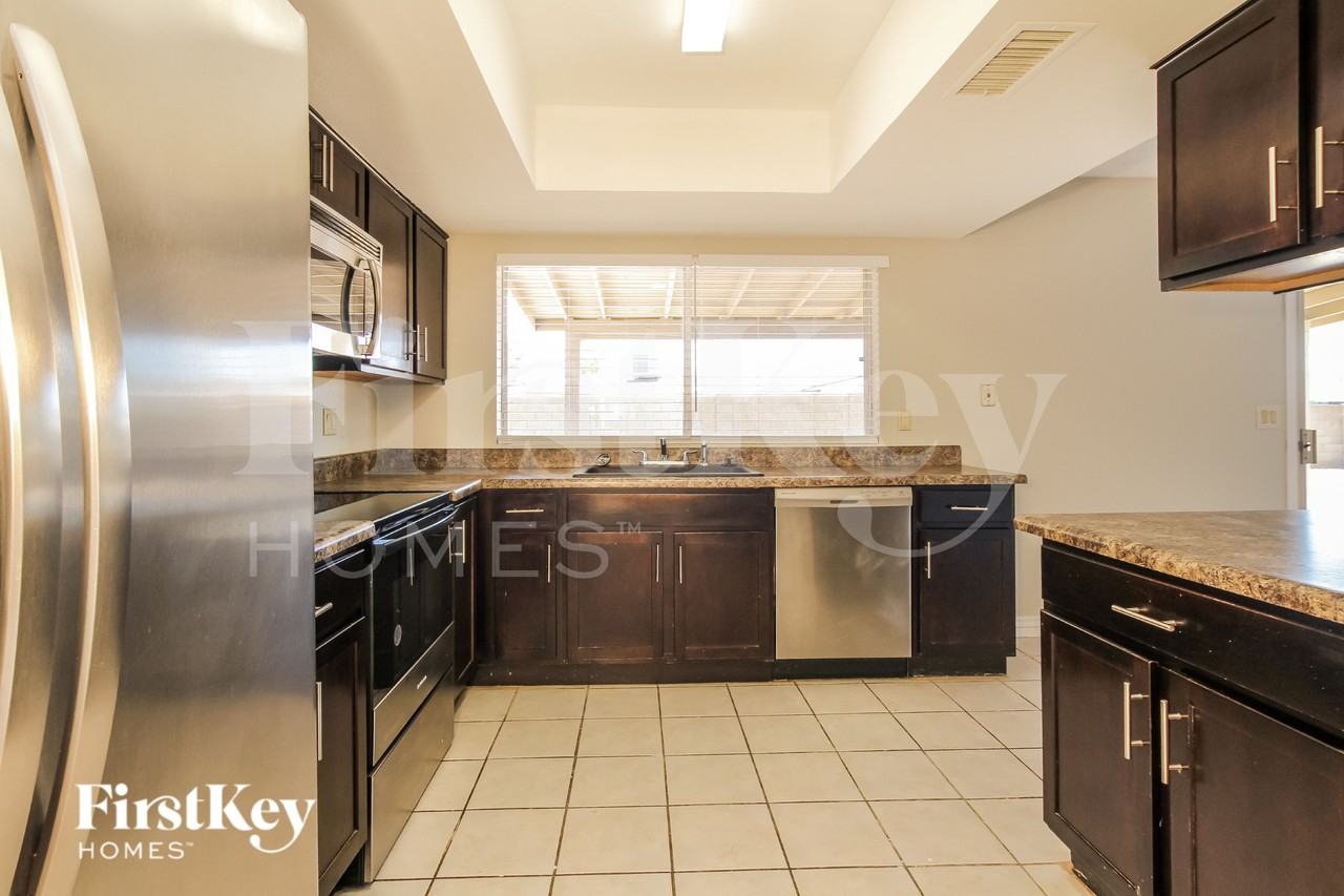 5413 W Townley Ave - Photo 6 of 16