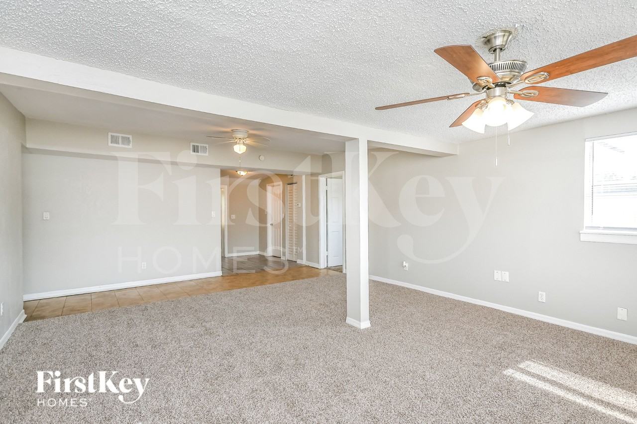 493 Notre Dame Dr - Photo 3 of 16