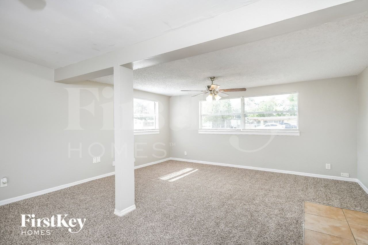 493 Notre Dame Dr - Photo 4 of 16