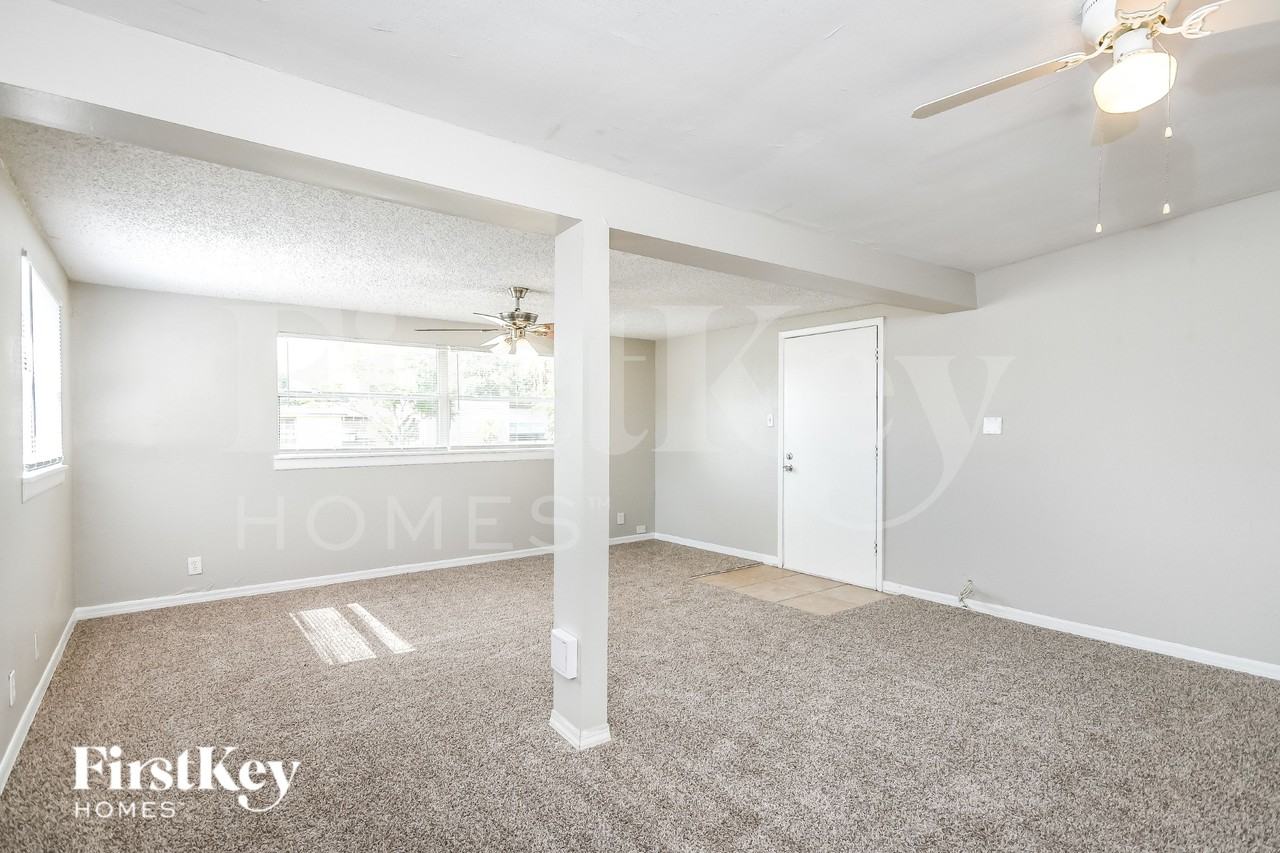 493 Notre Dame Dr - Photo 5 of 16