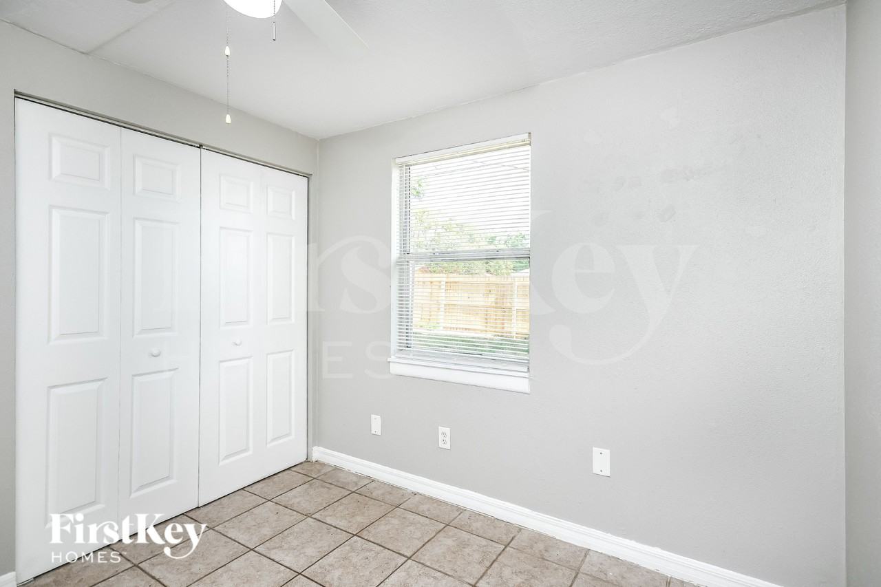 493 Notre Dame Dr - Photo 6 of 16