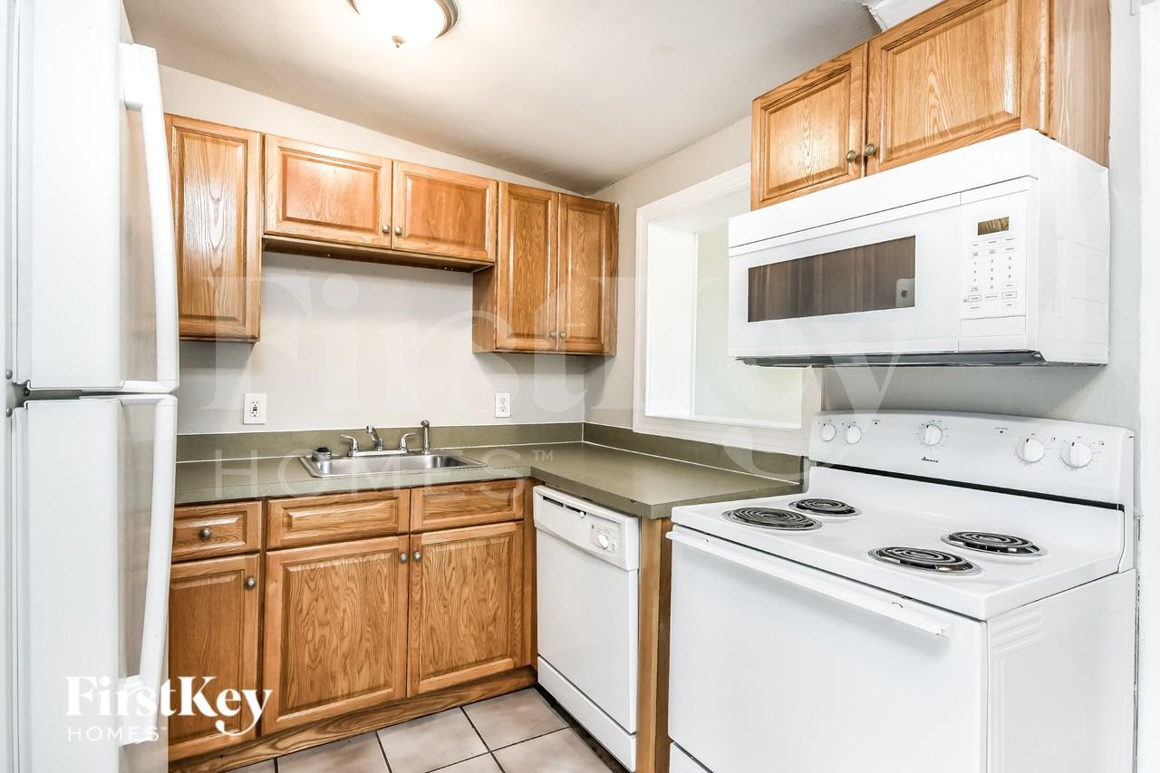 493 Notre Dame Dr - Photo 7 of 16