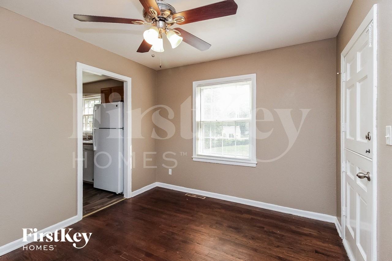 3609 Ne 49th Ter - Photo 4 of 15