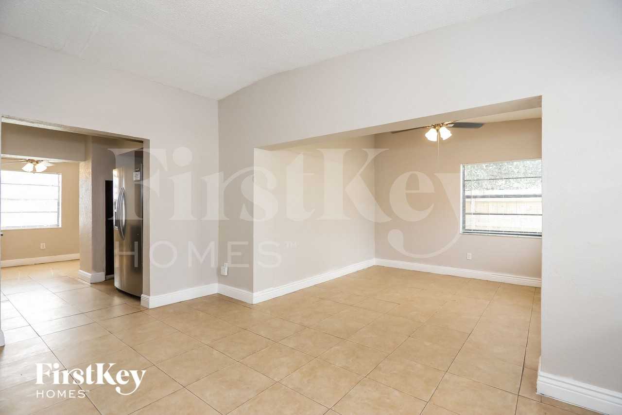 2540 Nwstreet - Photo 2 of 15