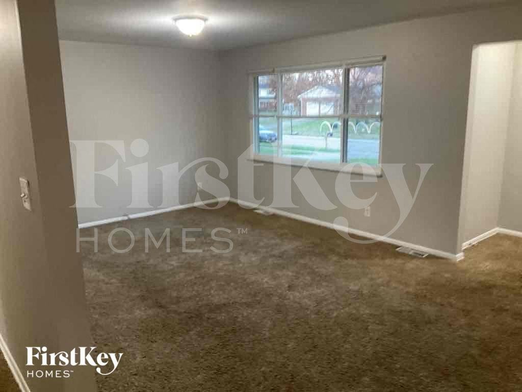 1745 Pinebluff Ln - Photo 3 of 11