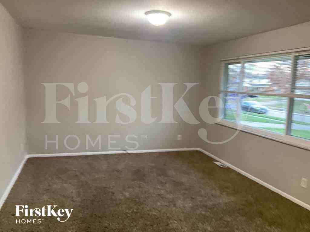 1745 Pinebluff Ln - Photo 4 of 11