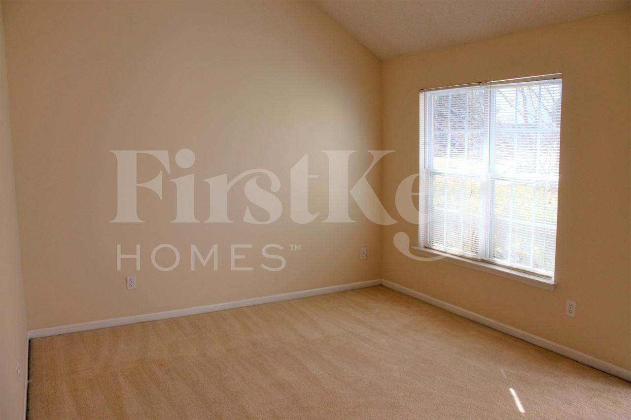 141 Edison Dr - Photo 2 of 8