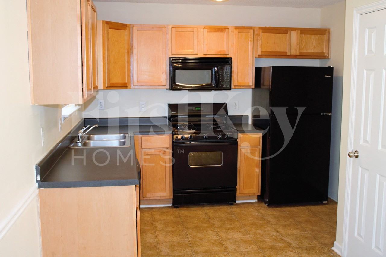 141 Edison Dr - Photo 3 of 8