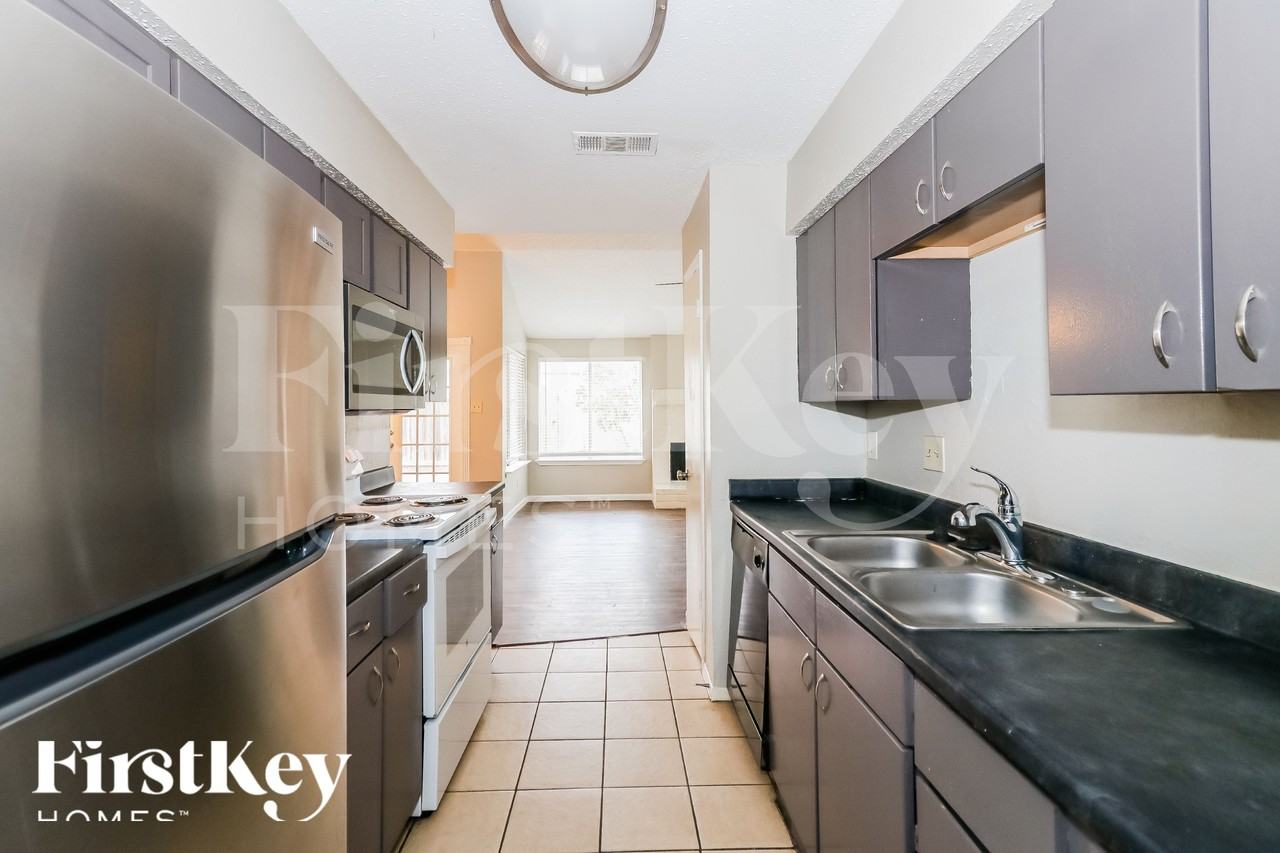 10810 Lakewood Oaks Dr - Photo 6 of 16