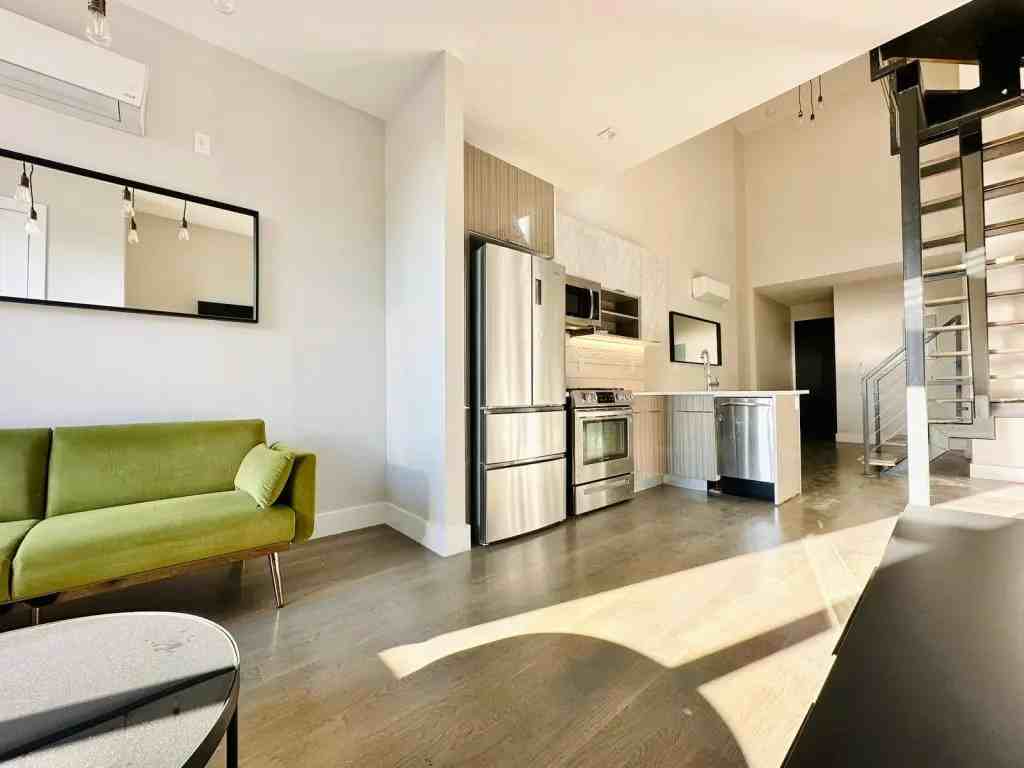 Private Bedroom in 5 Bedroom/4 Bathroom Home - Photo 3 of 15