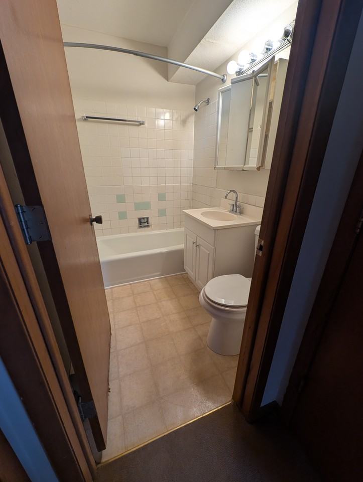 704 12th St #7 - Photo 4 of 8