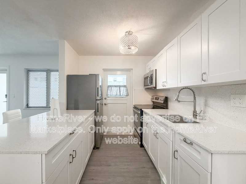 900 6th St #3 - Photo 3 of 17