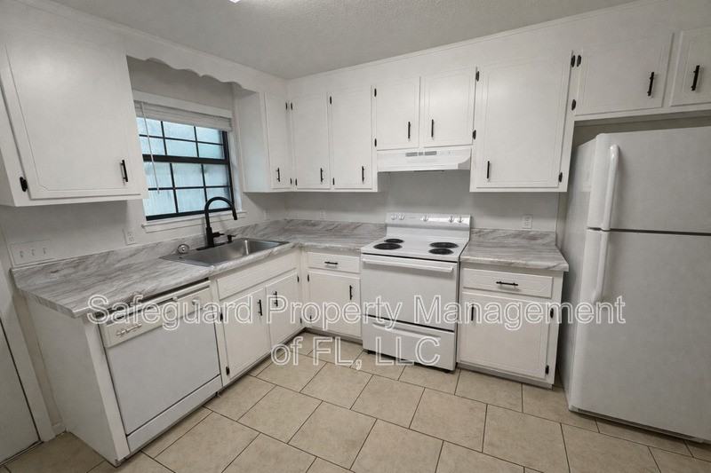 4185 Ravenwood Dr - Photo 2 of 12