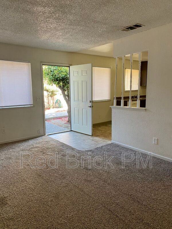 133 Kings Ave - Photo 4 of 8