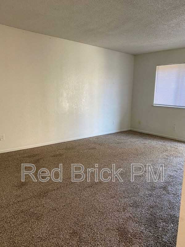 133 Kings Ave - Photo 7 of 8