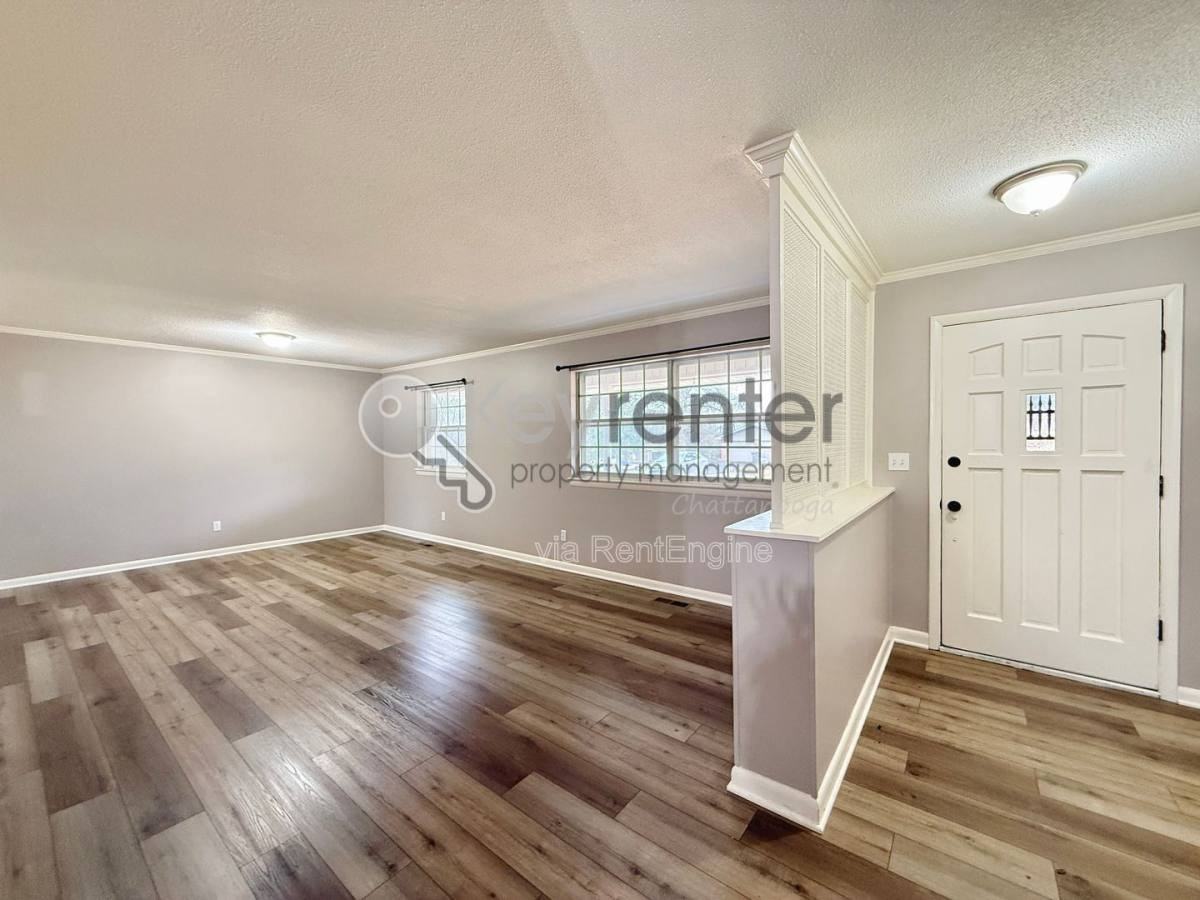 4627 Hillmont Ln - Photo 3 of 10