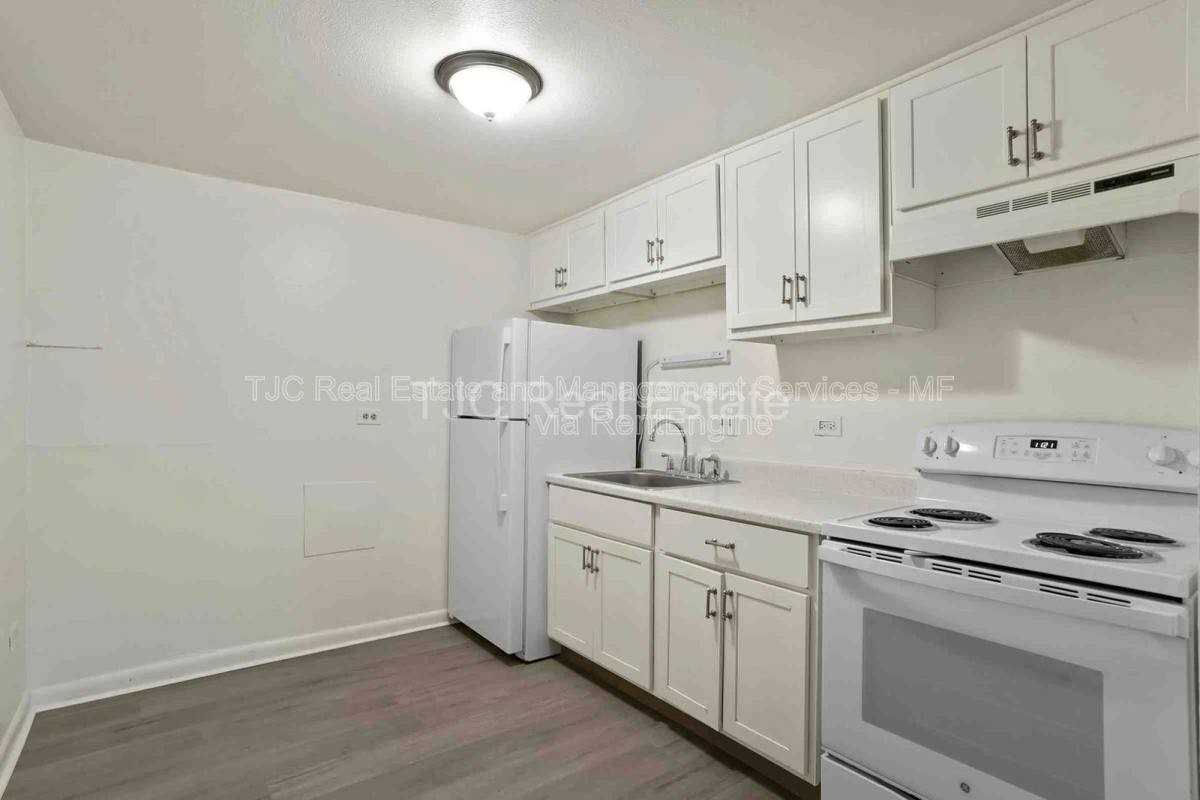 42 N Pearl St #103 - Photo 3 of 10