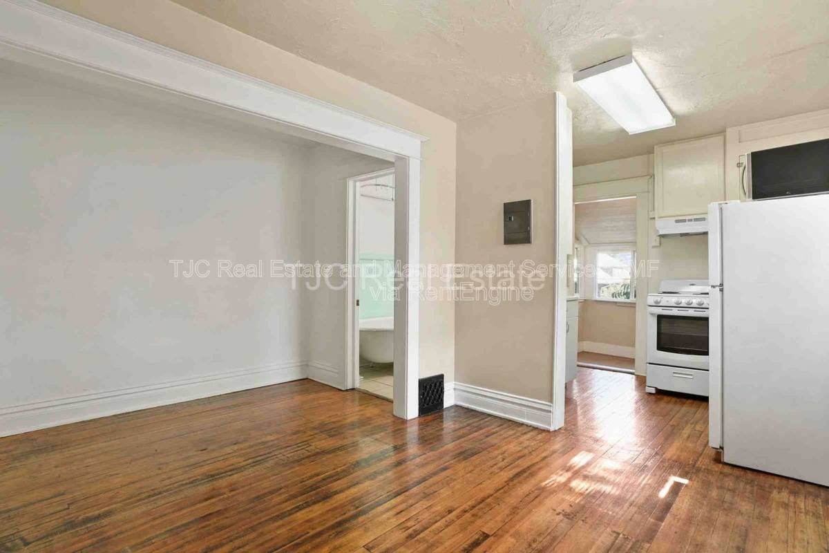 472 S Lincoln St - Photo 3 of 10