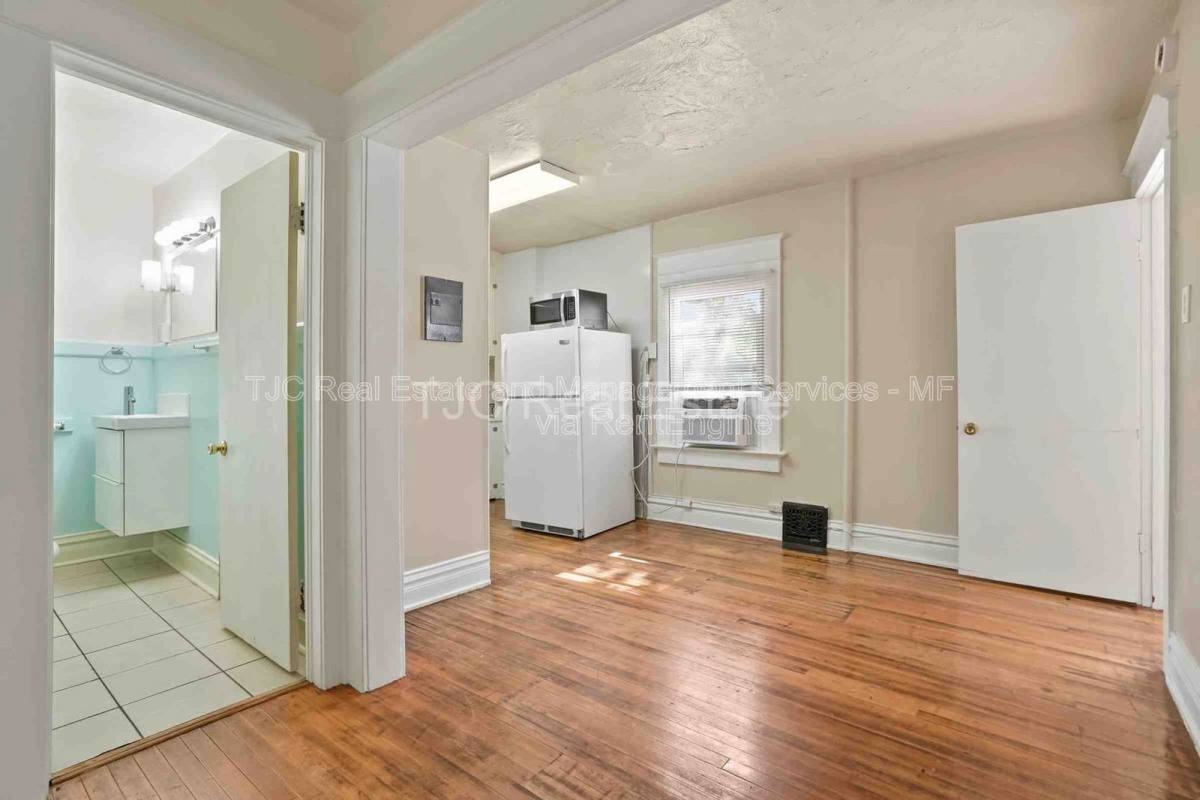 472 S Lincoln St - Photo 4 of 10