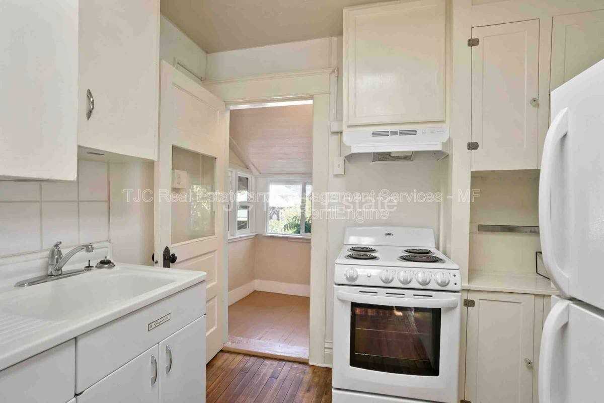 472 S Lincoln St - Photo 5 of 10