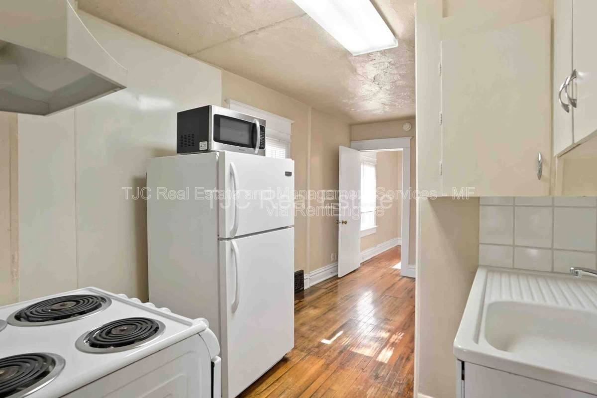 472 S Lincoln St - Photo 6 of 10