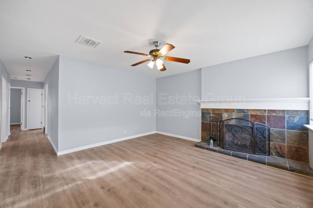 252 Esther Ct - Photo 2 of 10