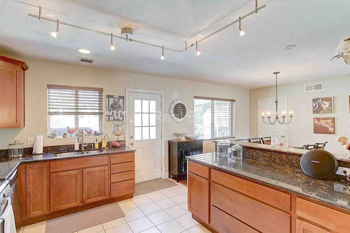 795 Salem St - Photo 4 of 10