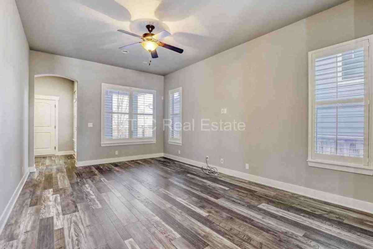 5512 Wabash St - Photo 2 of 10