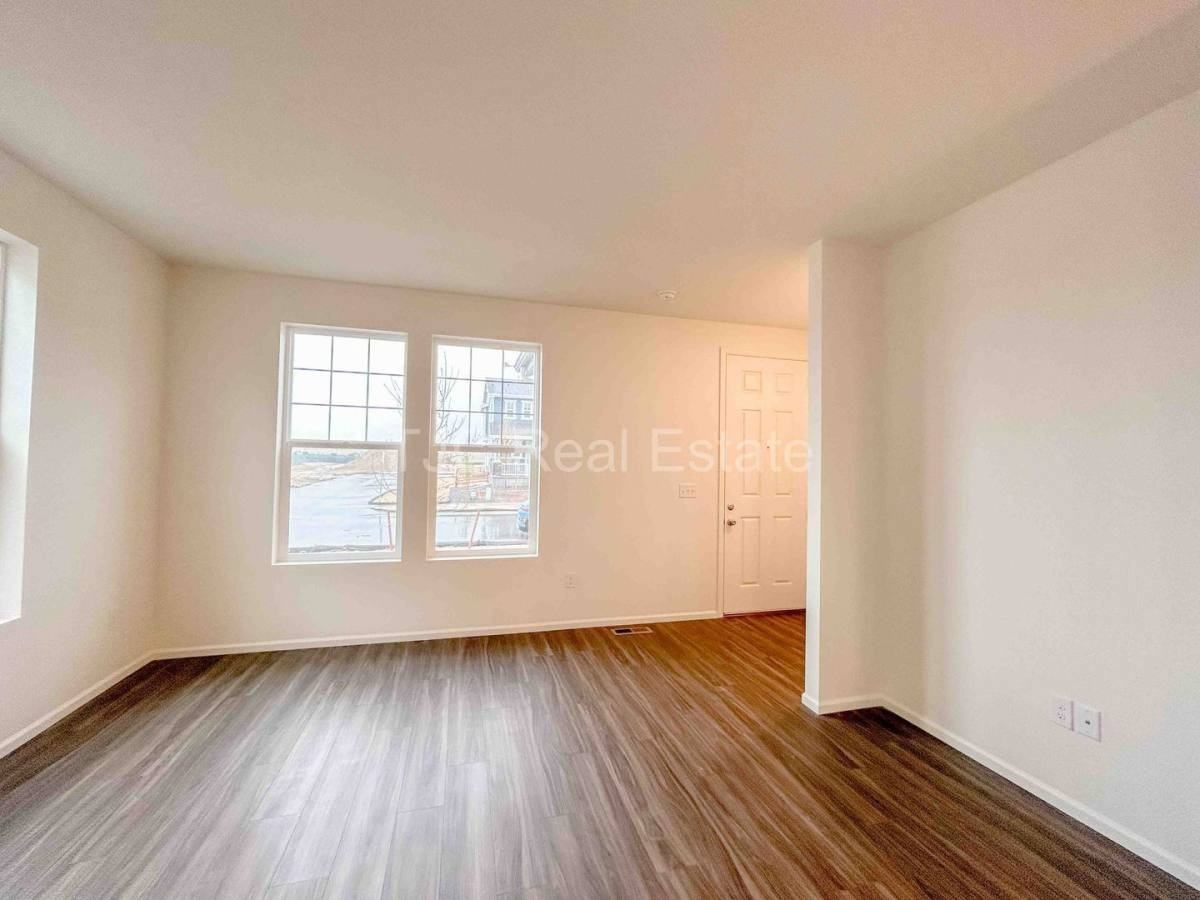 6277 N Nepal Ct - Photo 2 of 10